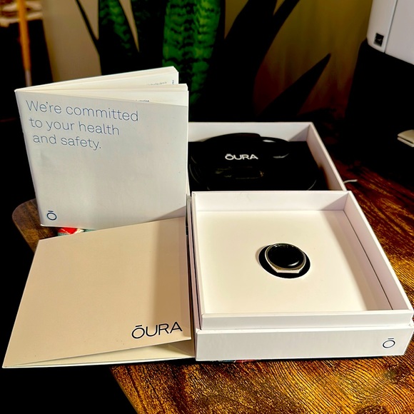 Oura Wearables Oura Heritage Ring With Charger Gift Box And